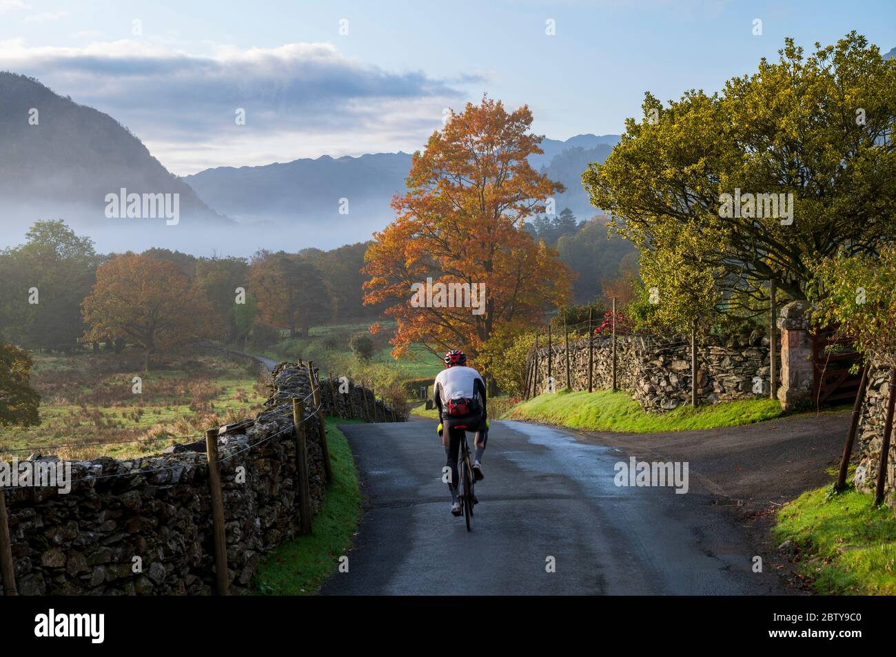 Ciclisti in autunno, Borrowdale, Lake District National Park, patrimonio dell'umanità dell'UNESCO, Cumbria, Inghilterra, Regno Unito, Europa Foto Stock