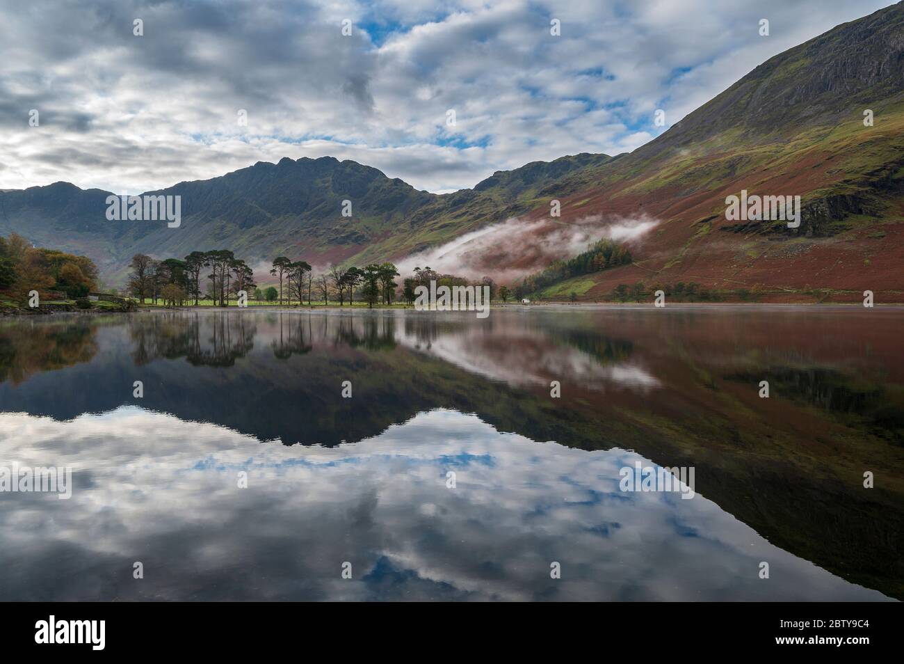 Buttermere riflessioni nel lago, Lake District National Park, UNESCO patrimonio mondiale, Cumbria, Inghilterra, Regno Unito, Europa Foto Stock