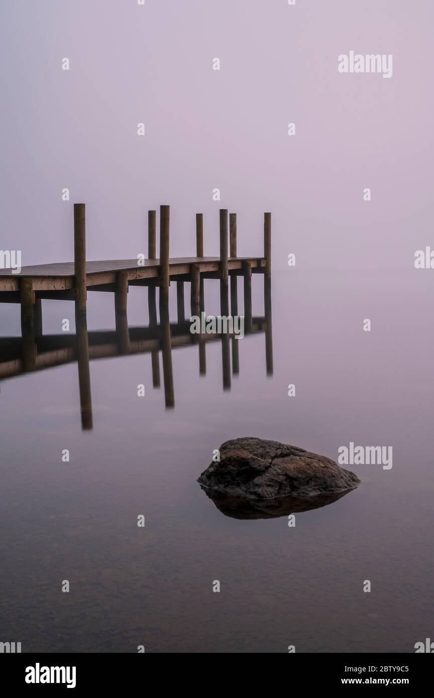 Il nuovo molo Brandlehow con nebbia mattutina, Derwentwater, Lake District National Park, sito patrimonio dell'umanità dell'UNESCO, Cumbria, Inghilterra, Regno Unito, E. Foto Stock