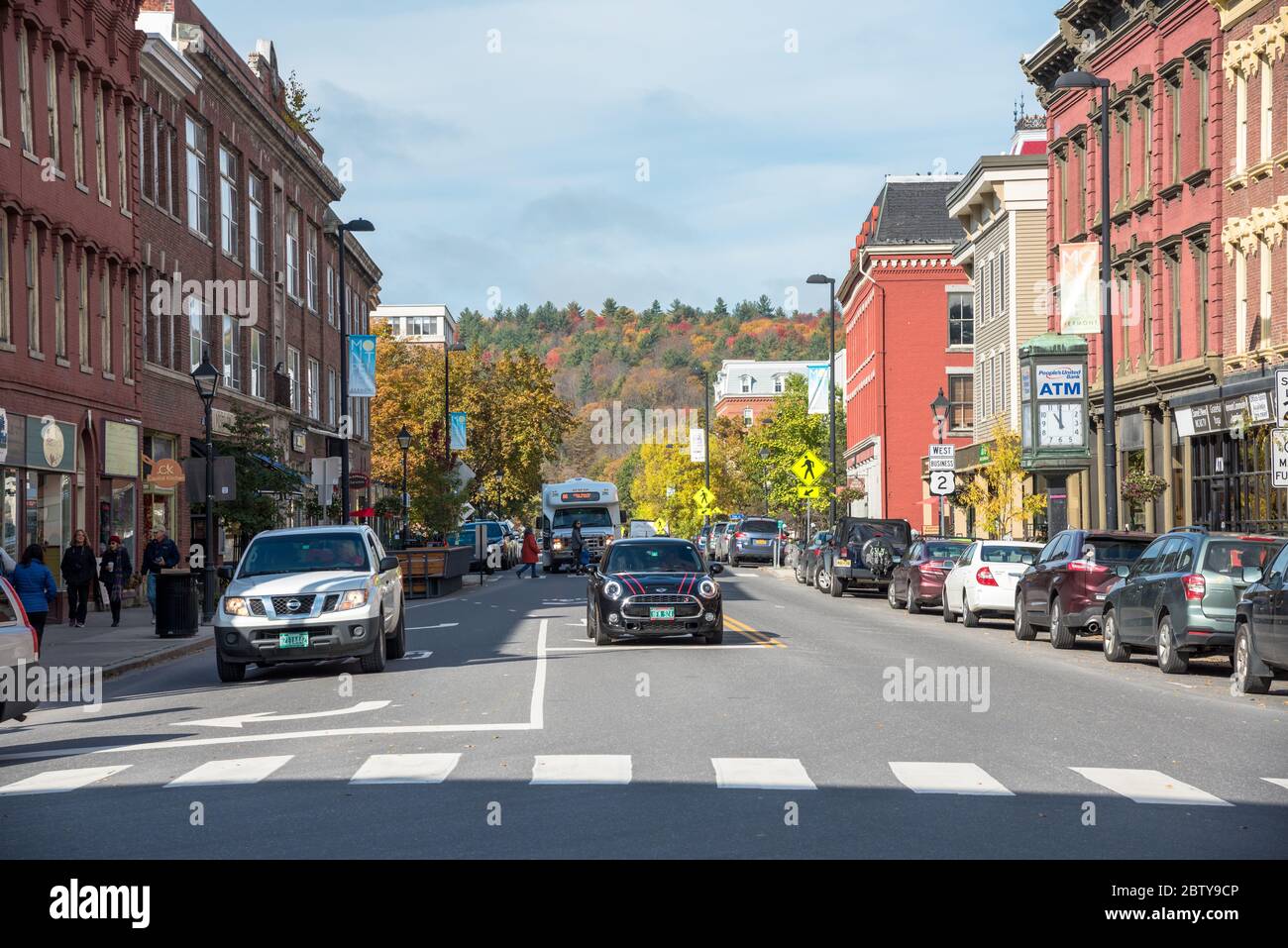 Vista della trafficata state Street fiancheggiata da vecchi edifici in mattoni nel centro di Montpelier, Vermont, in una soleggiata mattina d'autunno Foto Stock