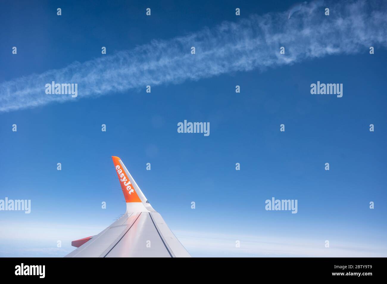 Vista di un'ala su un aeromobile Easyjet preso dall'interno della cabina. Foto Stock