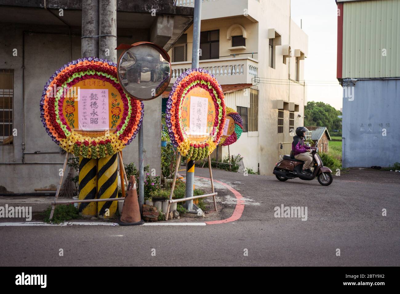 Hsinchu / Taiwan - 15 settembre 2019: Corona di fiori tradizionale che funziona come bacheca per annunciare la morte di una persona in una casa vicina a Hsinchu, Taiwan Foto Stock