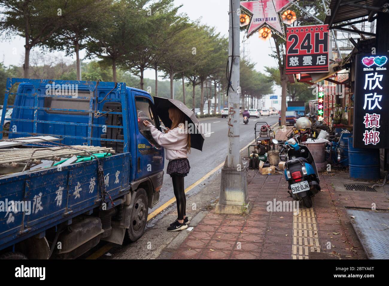 Hsinchu / Taiwan - 15 settembre 2019: Negozi che vendono noci di betel nelle strade di una città di Taiwan Foto Stock