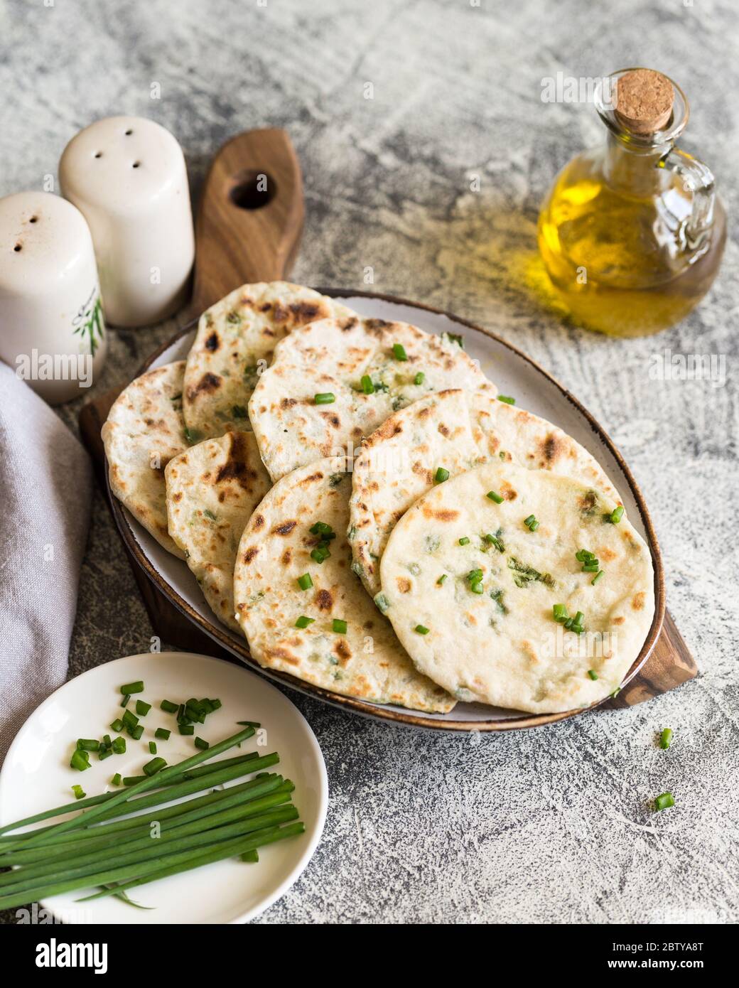 Cipolla naan - pane tradizionale indiano. Pita pane o focaccine con cipolle verdi Foto Stock