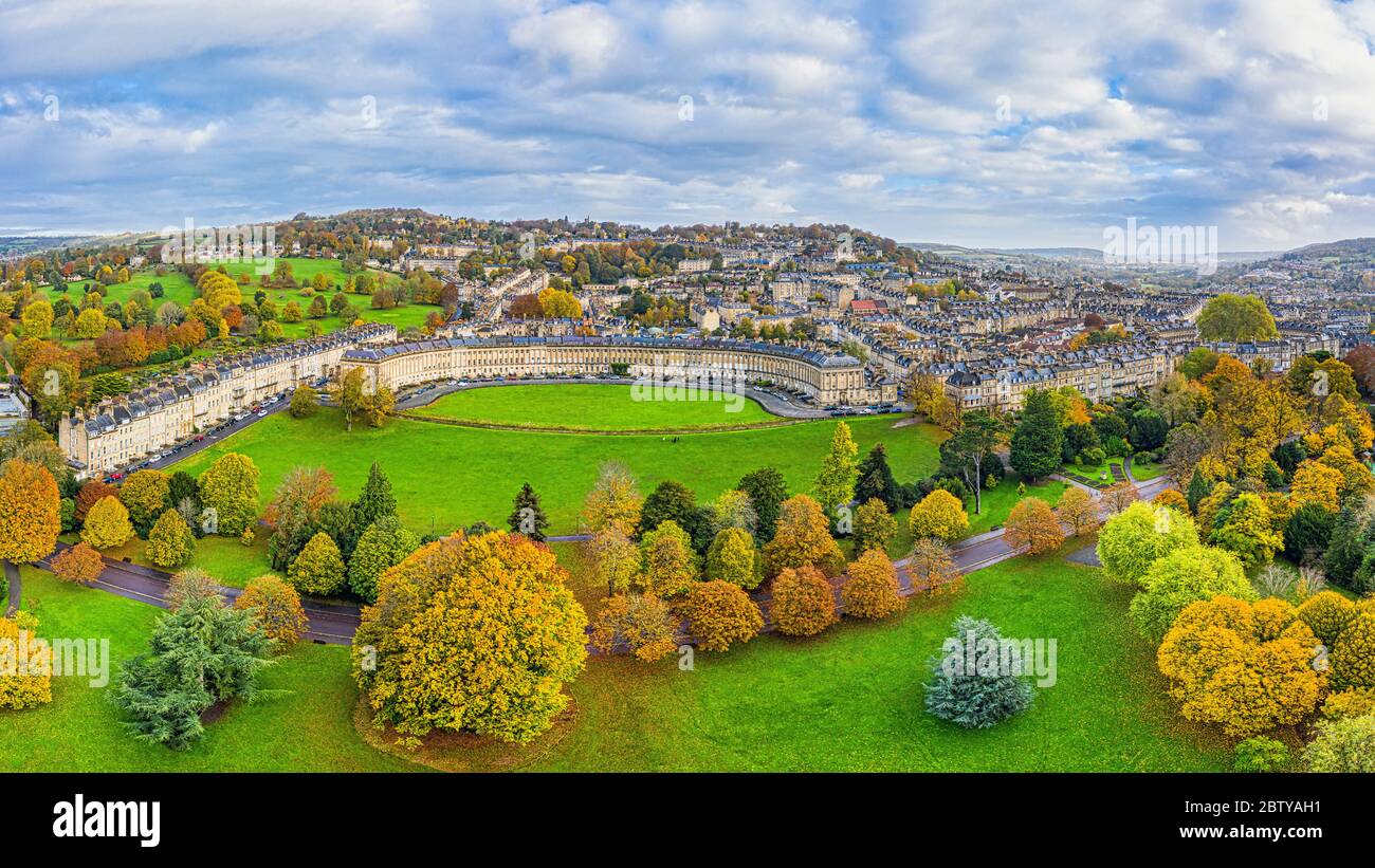 Vista aerea in drone sulla città georgiana di Bath, Royal Victoria Park e Royal Cresent, patrimonio dell'umanità dell'UNESCO, Bath, Somerset, Inghilterra, Unite Foto Stock