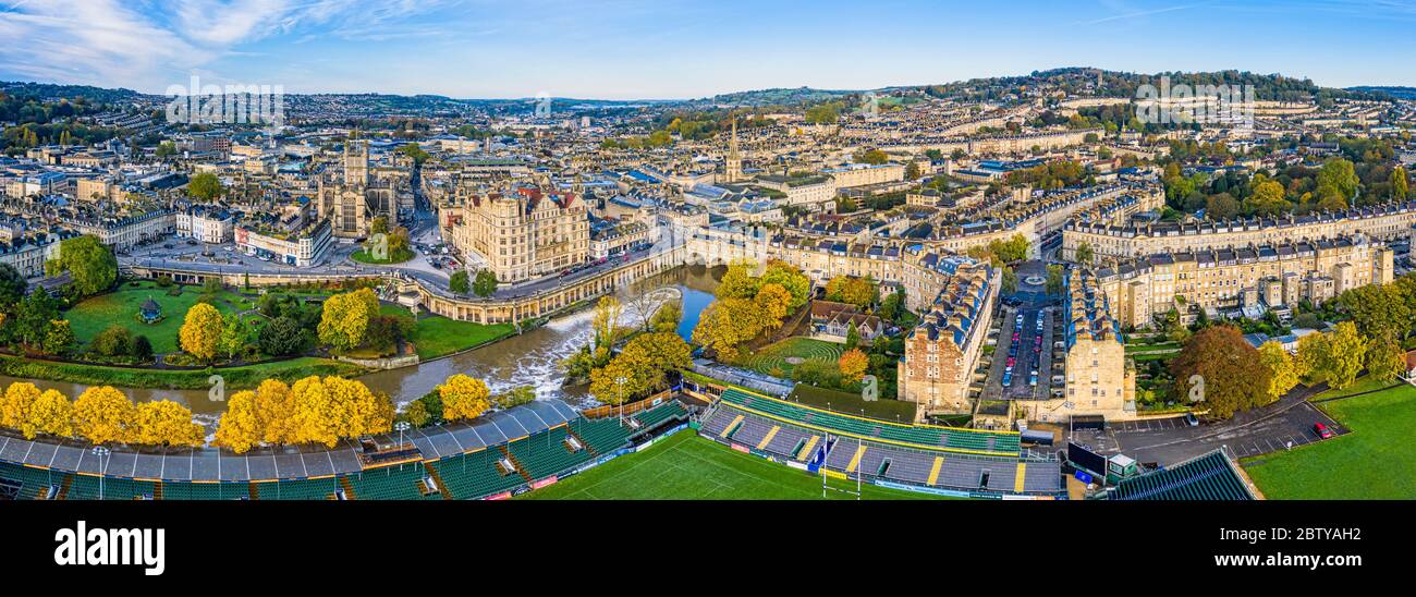 Vista aerea dal drone del centro di Bath e del fiume Avon, Bath, Somerset, Inghilterra, Regno Unito, Europa Foto Stock