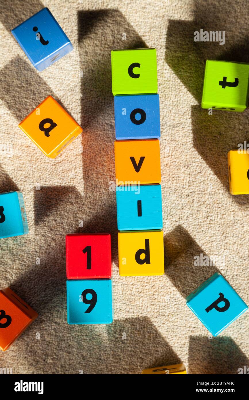 Blocchi di legno per bambini con scritto covid-19. Foto Stock