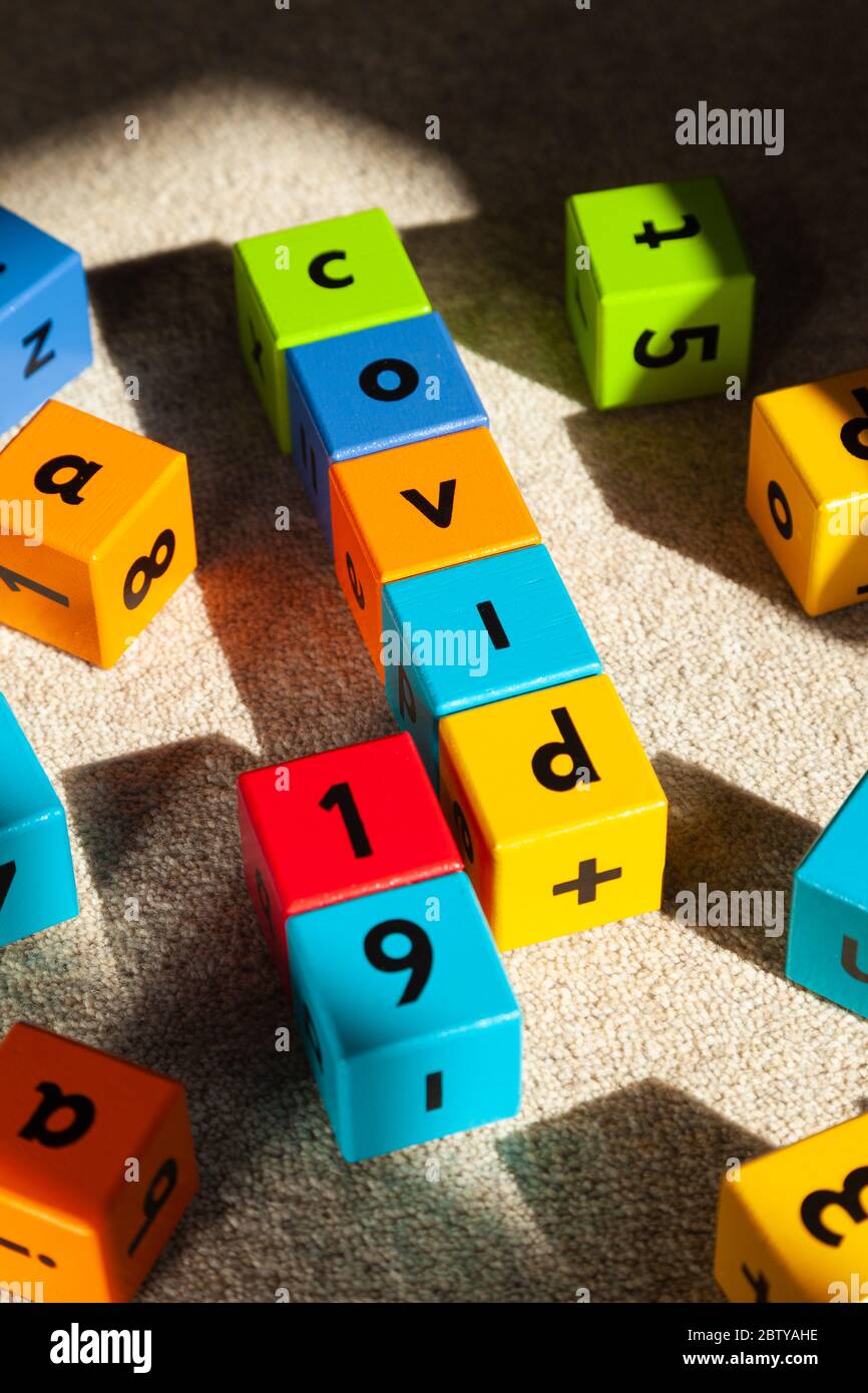 Blocchi di legno per bambini con scritto covid-19. Foto Stock