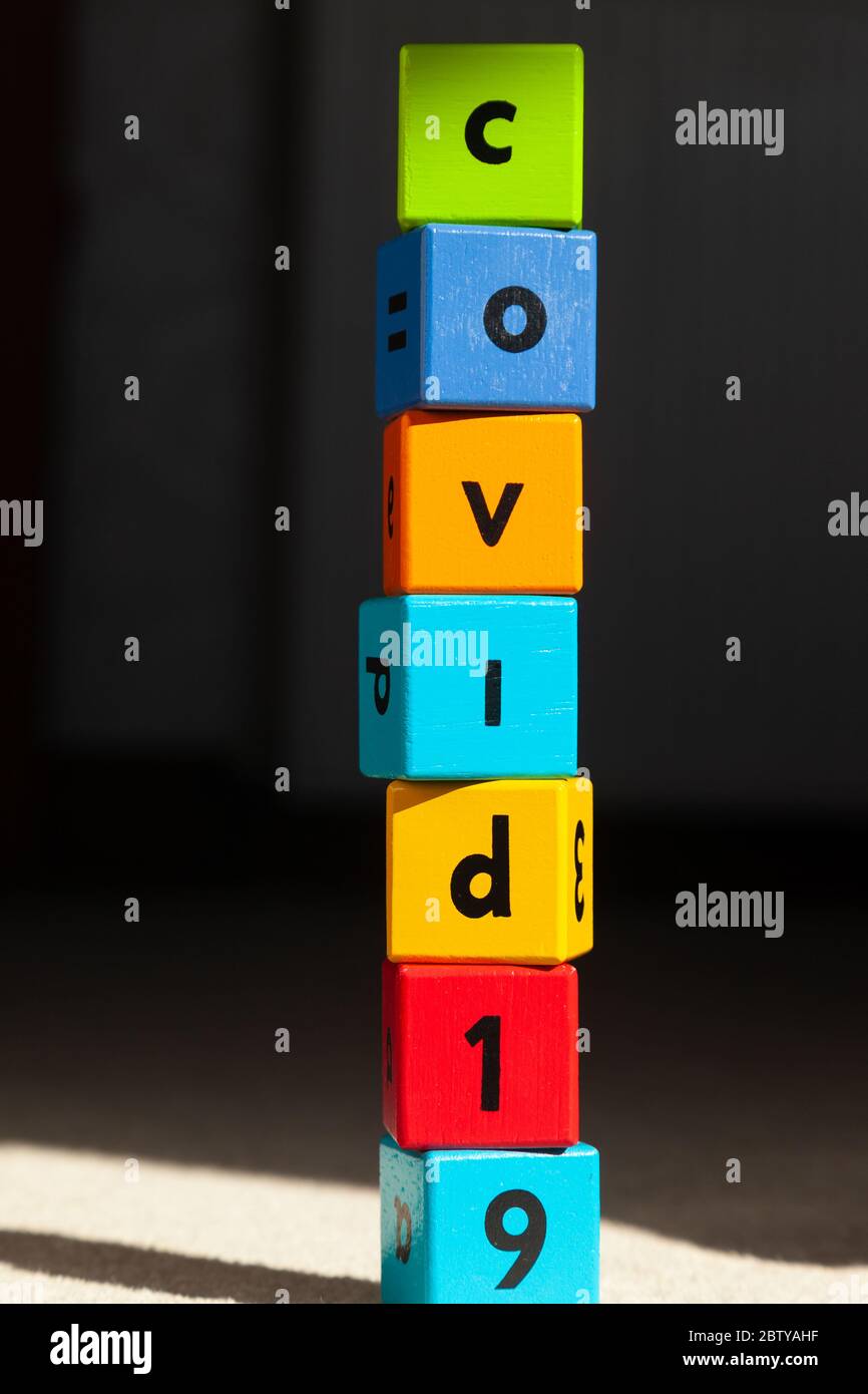 Blocchi di legno per bambini con scritto covid-19. Foto Stock
