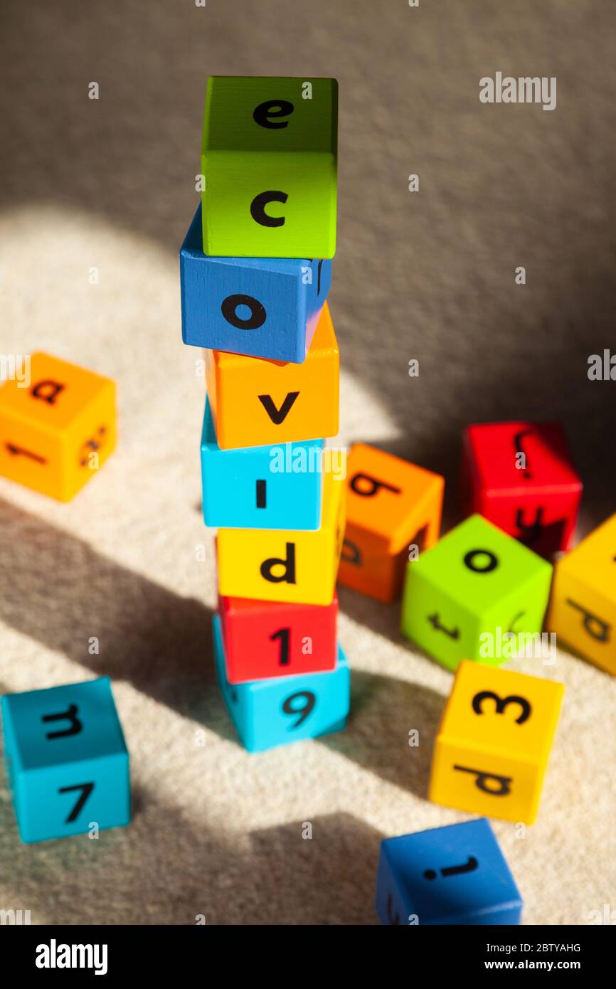 Blocchi di legno per bambini con scritto covid-19. Foto Stock