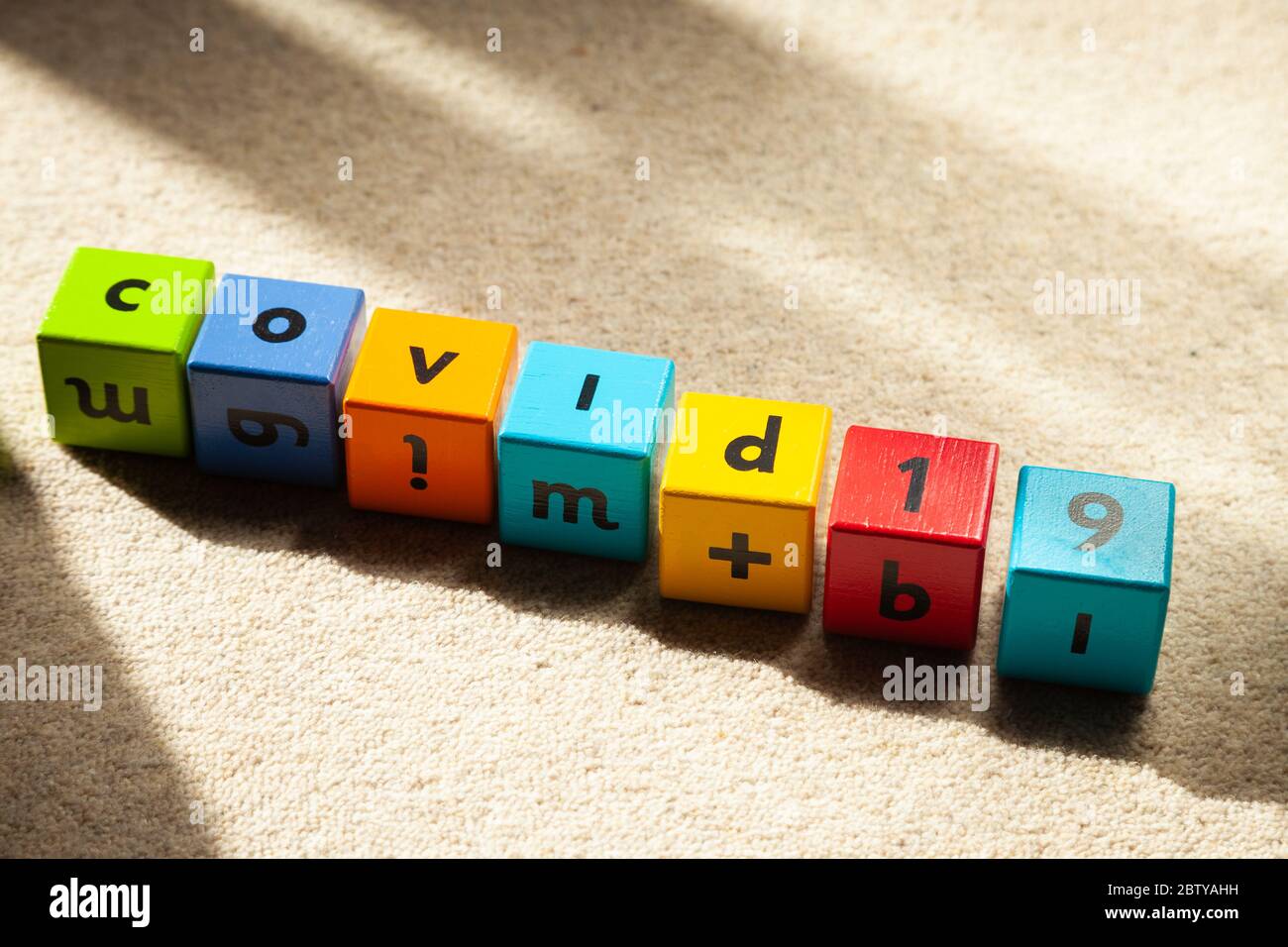 Blocchi di legno per bambini con scritto covid-19. Foto Stock