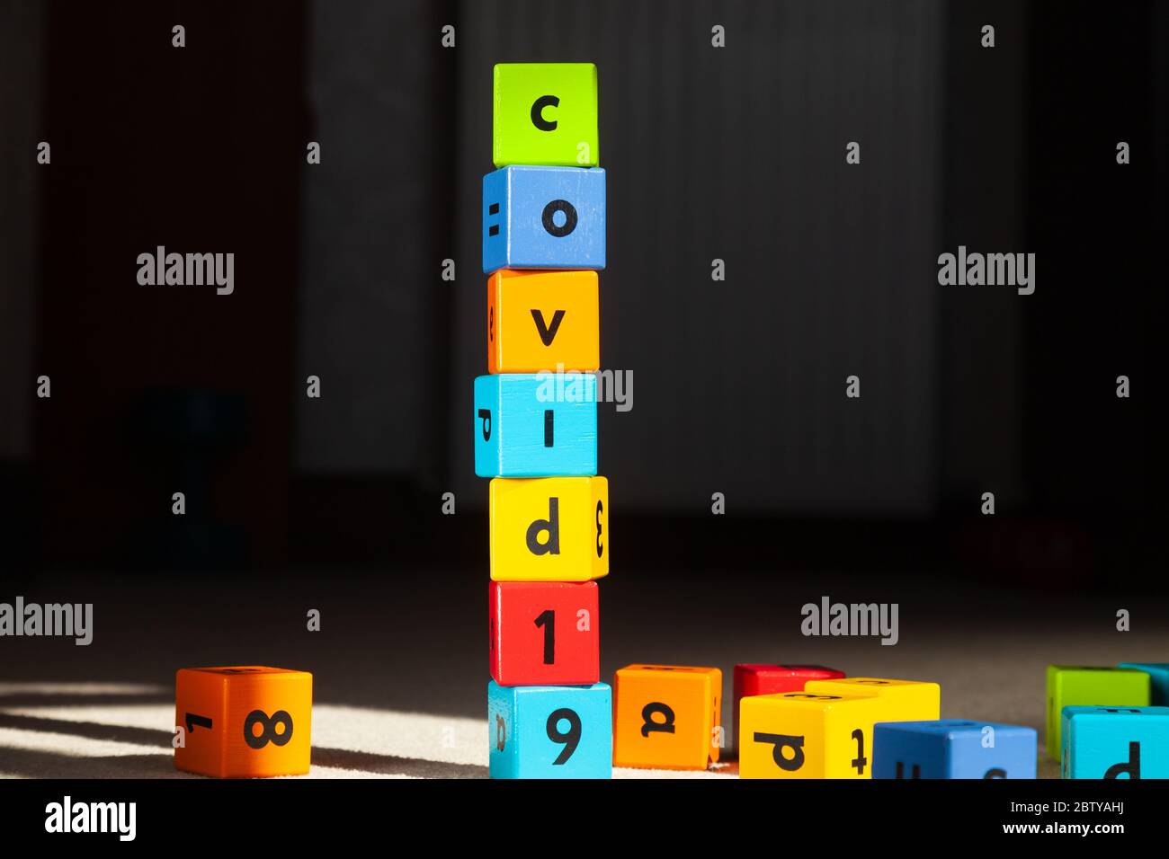 Blocchi di legno per bambini con scritto covid-19. Foto Stock