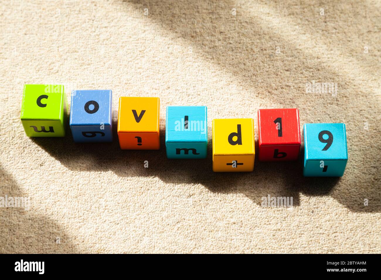 Blocchi di legno per bambini con scritto covid-19. Foto Stock