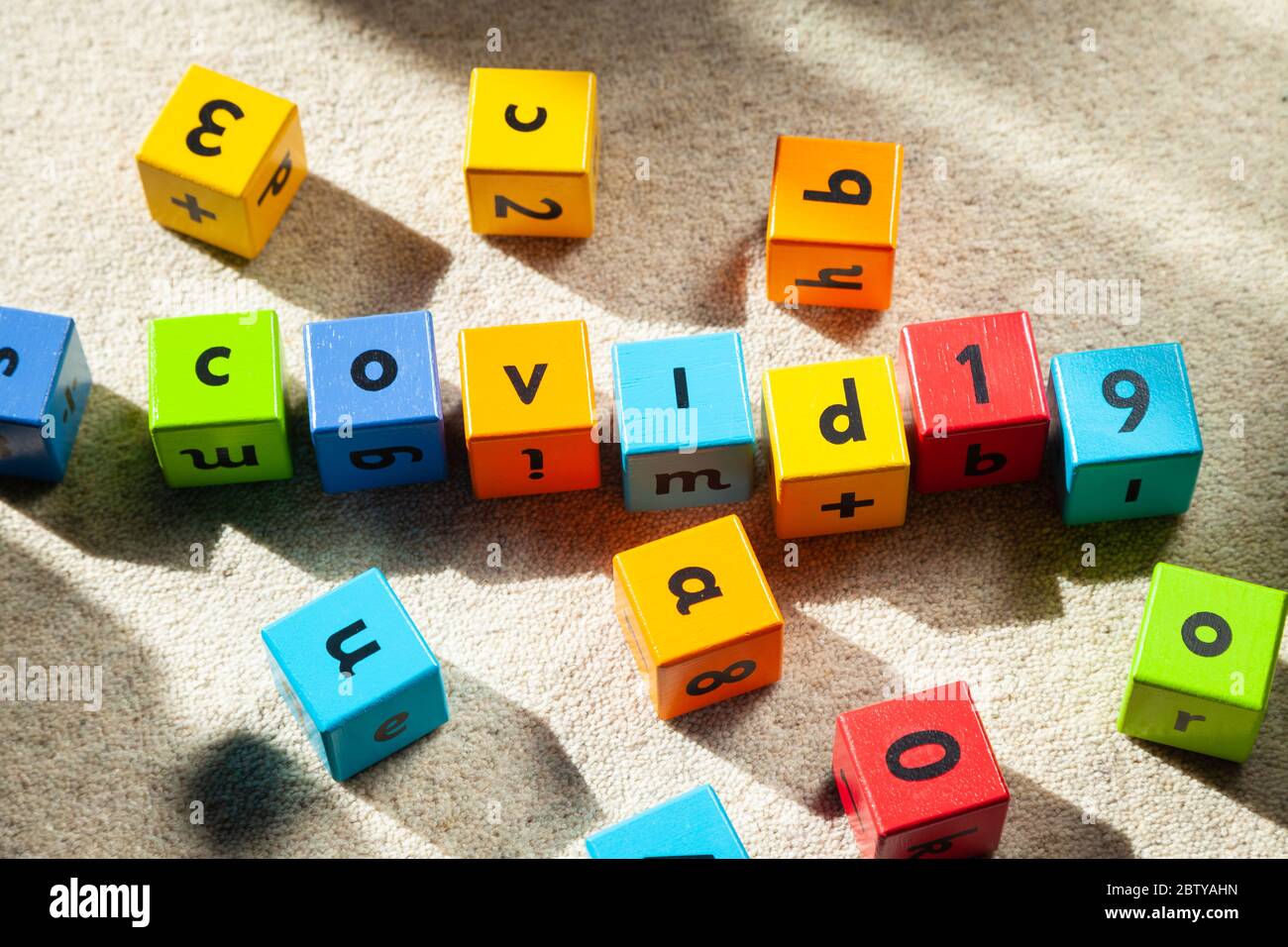 Blocchi di legno per bambini con scritto covid-19. Foto Stock