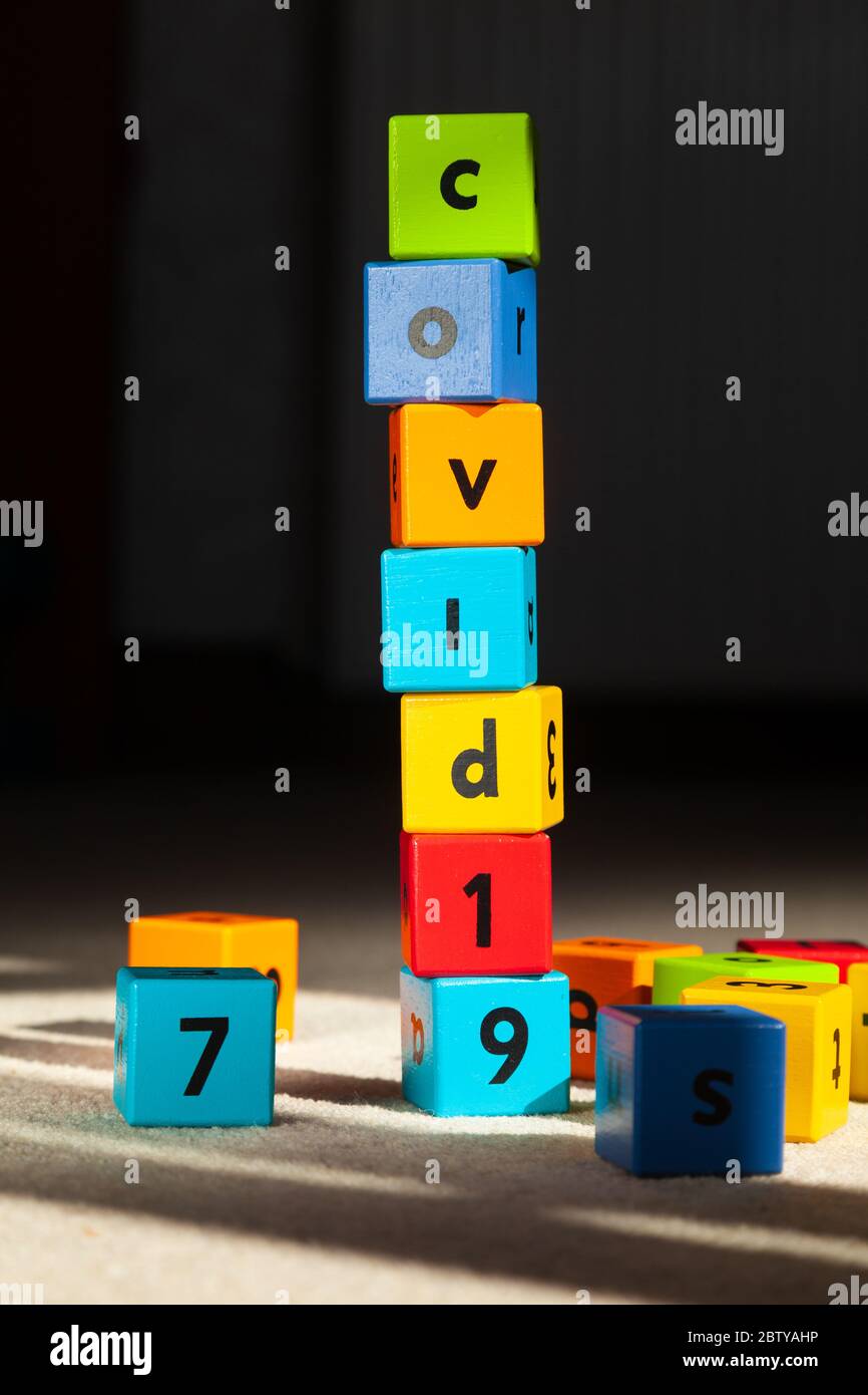 Blocchi di legno per bambini con scritto covid-19. Foto Stock