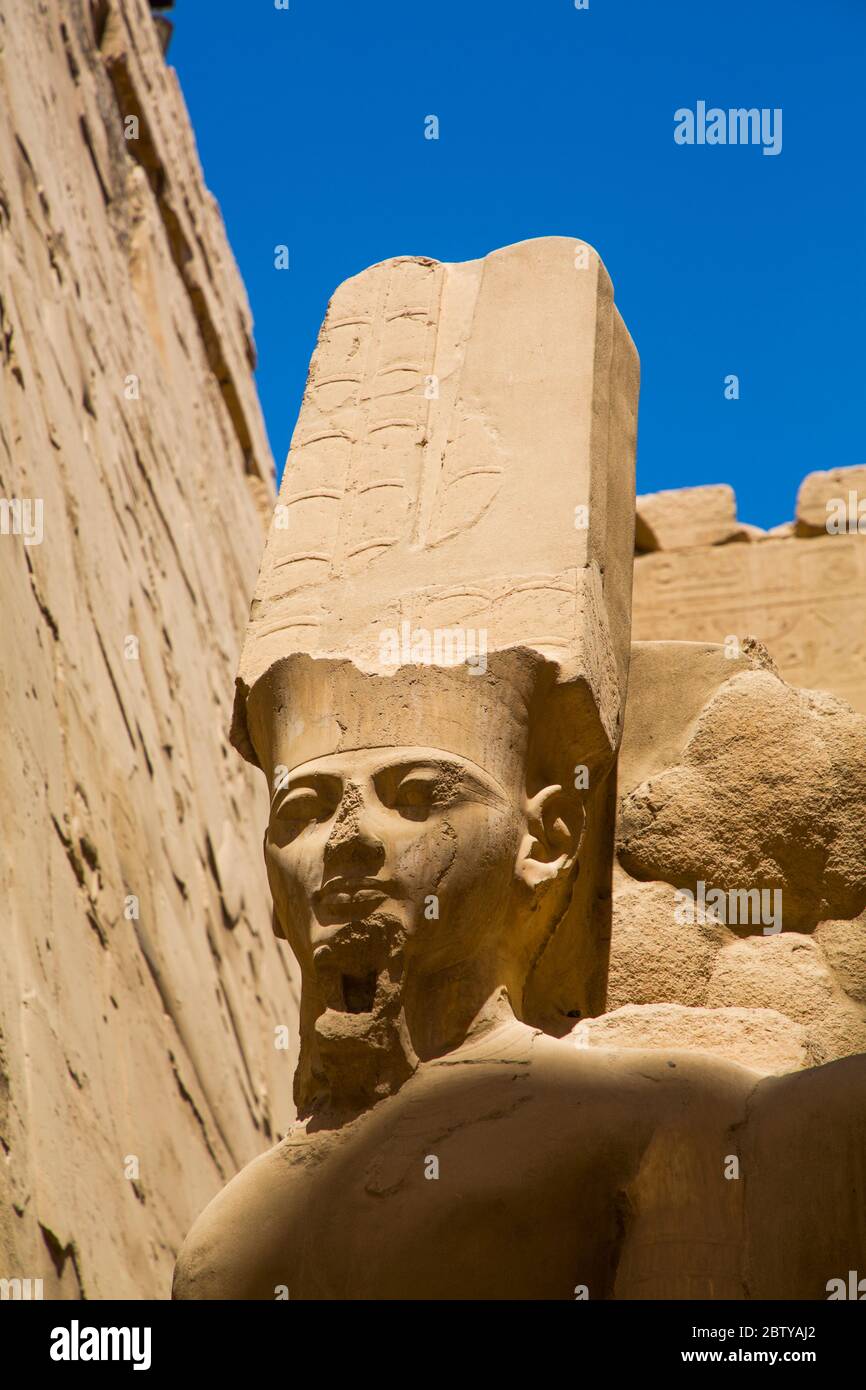Capo di pietra del Dio Amun, Sala Grande Ipotstile, complesso del tempio di Karnak, Sito Patrimonio dell'Umanità dell'UNESCO, Luxor, Egitto Foto Stock