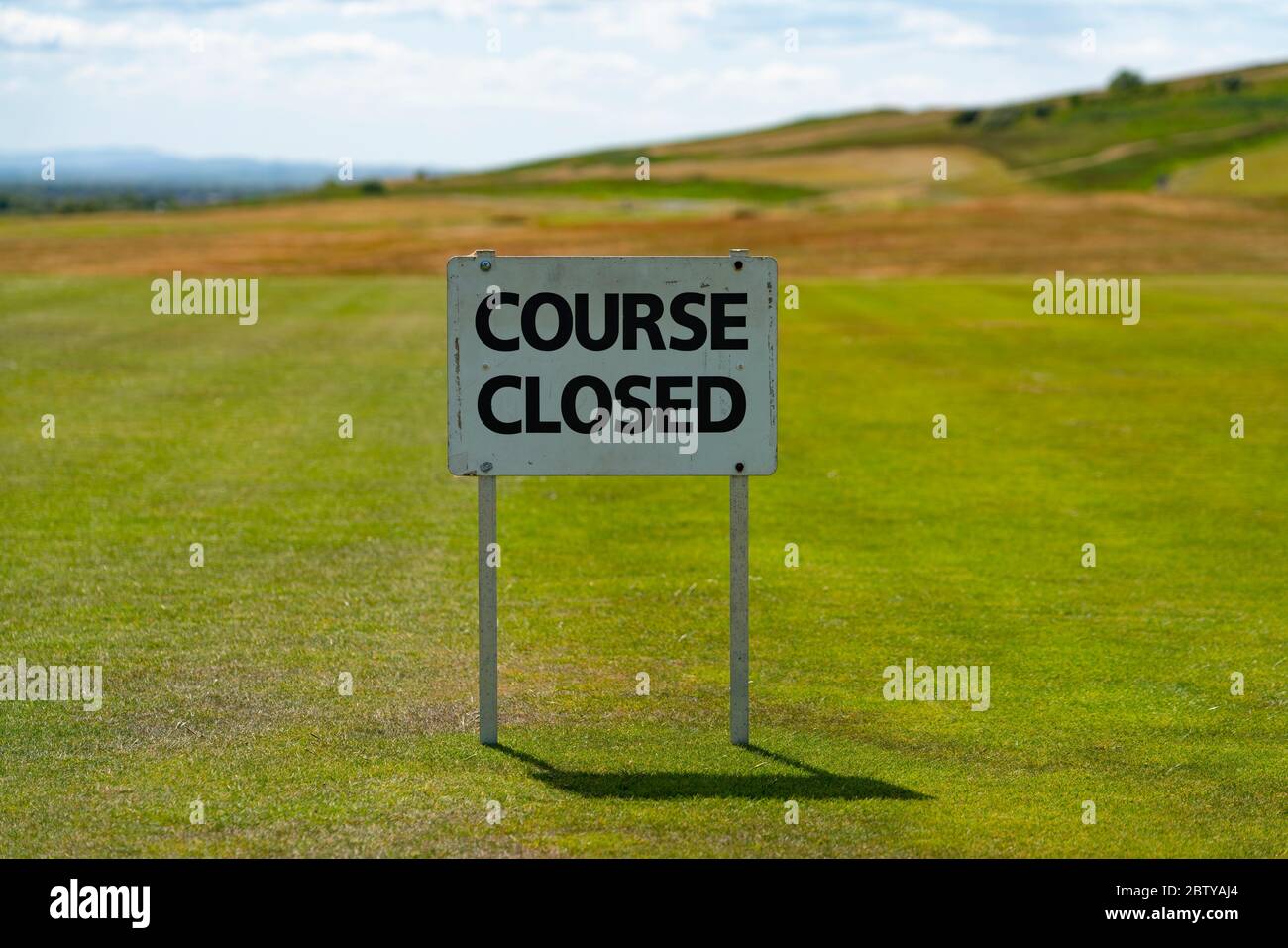 Gullane, Scozia, Regno Unito. 28 maggio 2020. Cartello chiuso ancora in posizione presso il campo da golf Gullane, nella zona est di Lothian. Il campo da golf è pronto ad aprire domani 29 maggio dopo il rilassamento delle regole di blocco del coronavirus che influenzano le attività all'aperto da parte del governo scozzese. Iain Masterton/Alamy Live News Foto Stock