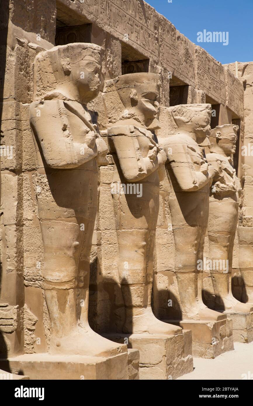 Statue di Ramses III, Tempio di Ramses III, complesso del Tempio di Karnak, Sito Patrimonio dell'Umanità dell'UNESCO, Luxor, Egitto Foto Stock