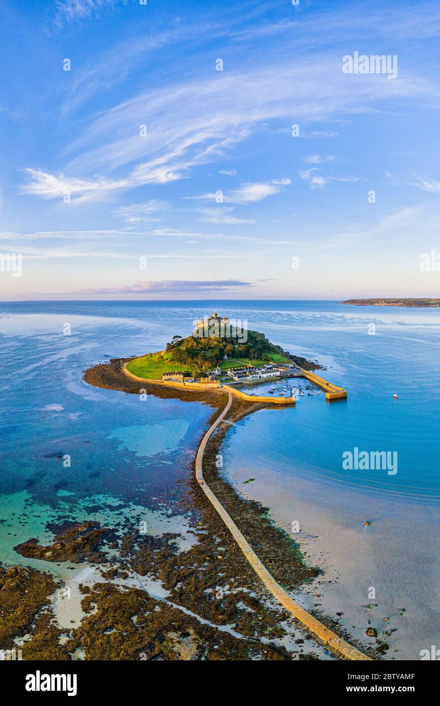 Vista aerea sul monte San Michele, Marazion, vicino a Penzion, Cornovaglia, Inghilterra, Regno Unito, Europa Foto Stock