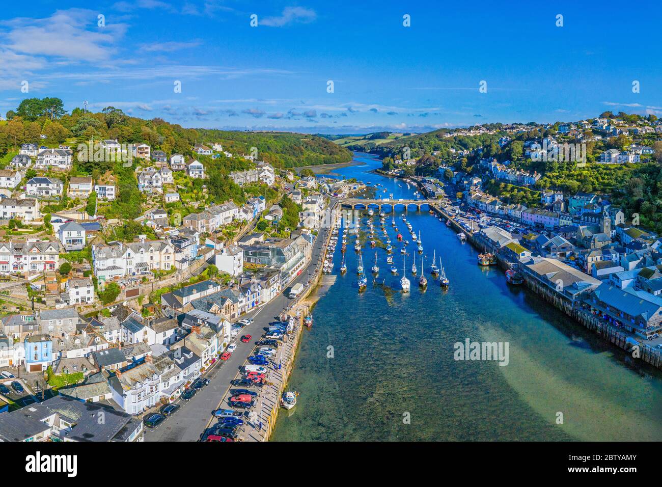 Vista aerea su Looe, città di pescatori della Cornovaglia, Cornovaglia, Inghilterra, Regno Unito, Europa Foto Stock