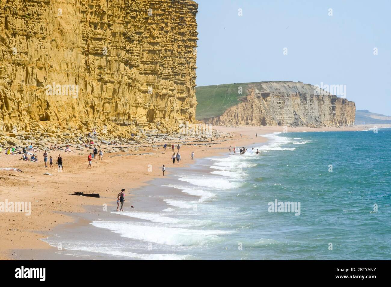 West Bay, Dorset, Regno Unito. 28 maggio 2020. Regno Unito Meteo. Le famiglie e i bagnanti si crogiolano nel sole caldo e bruciante nella località balneare di West Bay in Dorset. Immagine: Graham Hunt/Alamy Live News Foto Stock