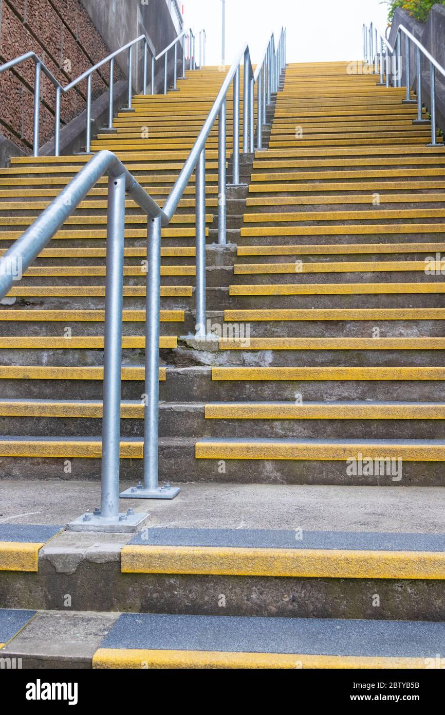 Vista ad angolo basso della scala in cemento Foto Stock