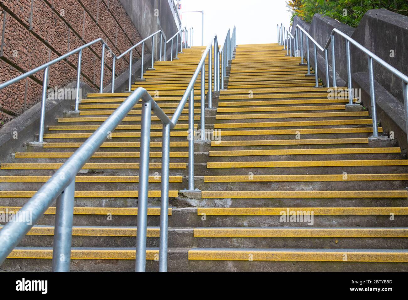 Vista ad angolo basso della scala in cemento Foto Stock