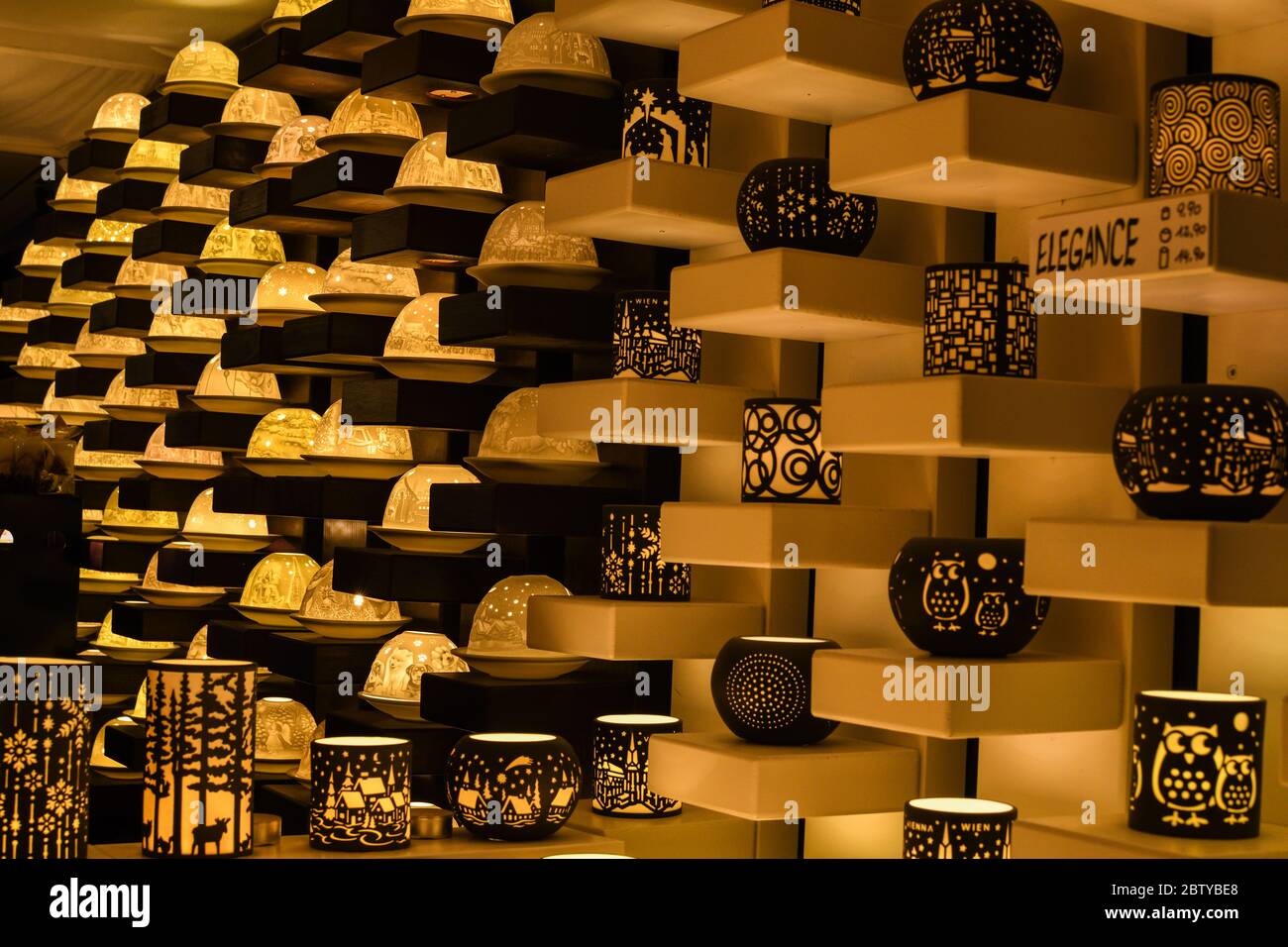 Decorazioni natalizie lampade illuminate sul mercatino di Natale di notte a Rathaus, Vienna, Austria. Foto Stock