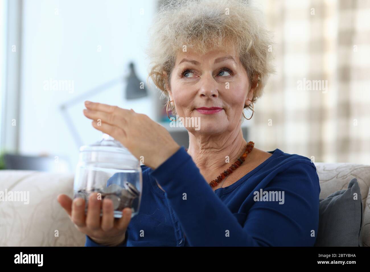 Persona penosa che guarda via Foto Stock