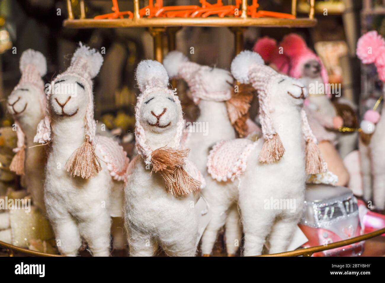 Simpatico gioco imbottito di alpaca con cappelli sorridenti in vendita in  un negozio di mercatini di Natale Foto stock - Alamy