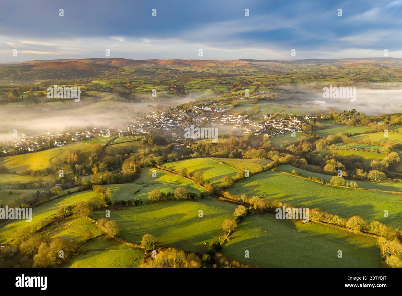 Vista aerea dal drone di campagna ondulata che circonda il villaggio di Moretonhamstead in inverno, Devon, Inghilterra, Regno Unito, Europa Foto Stock