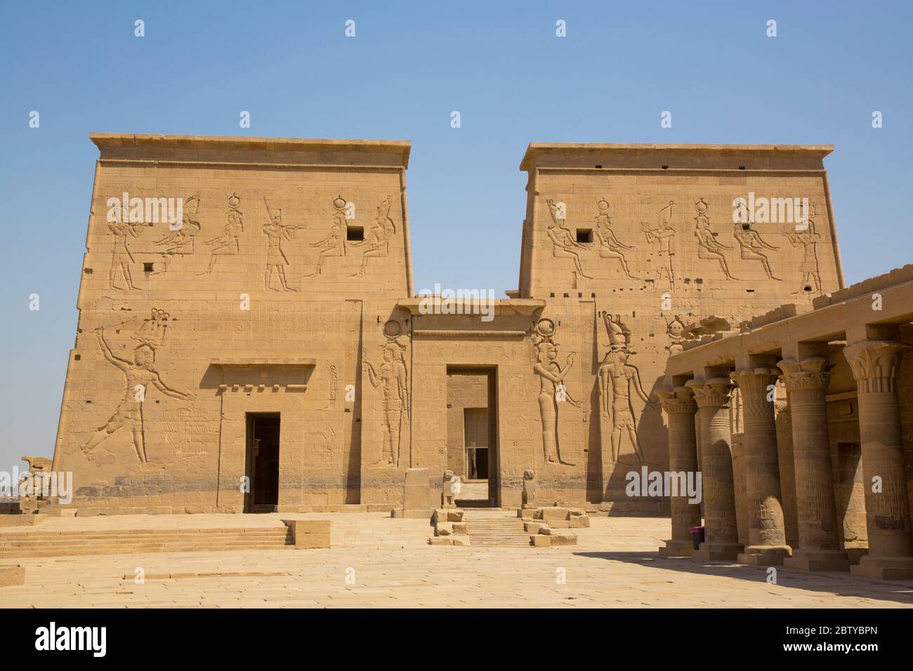 Colonnato orientale (a destra), il primo pilone, il Tempio di Iside, patrimonio dell'umanità dell'UNESCO, l'isola di Philae, Assuan, Nubia, Egitto, Africa settentrionale, Africa Foto Stock