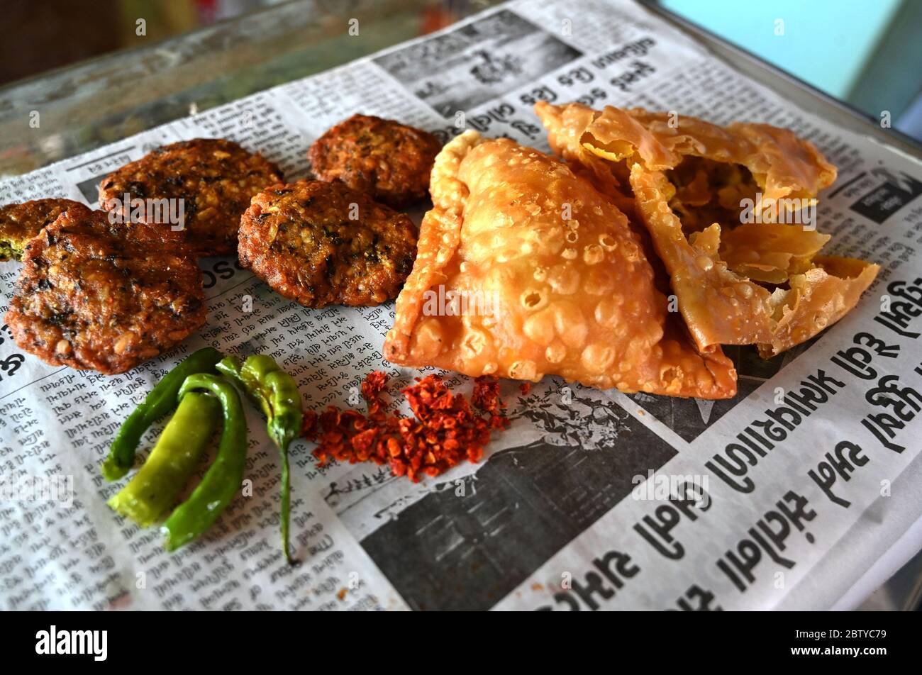 Deliziosi spuntini tipici gujarati, pakora, methi gotha, peperoncino verde e fiocchi rossi, Gujarat, India, Asia Foto Stock