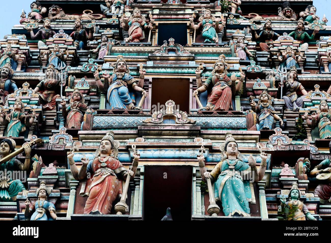 Gli dei indù adornano il Raja Gopuram a cinque piani, Sri Mahamariamman Tempio indù, Kuala Lumpur. Malesia, Sud-est asiatico, Asia Foto Stock