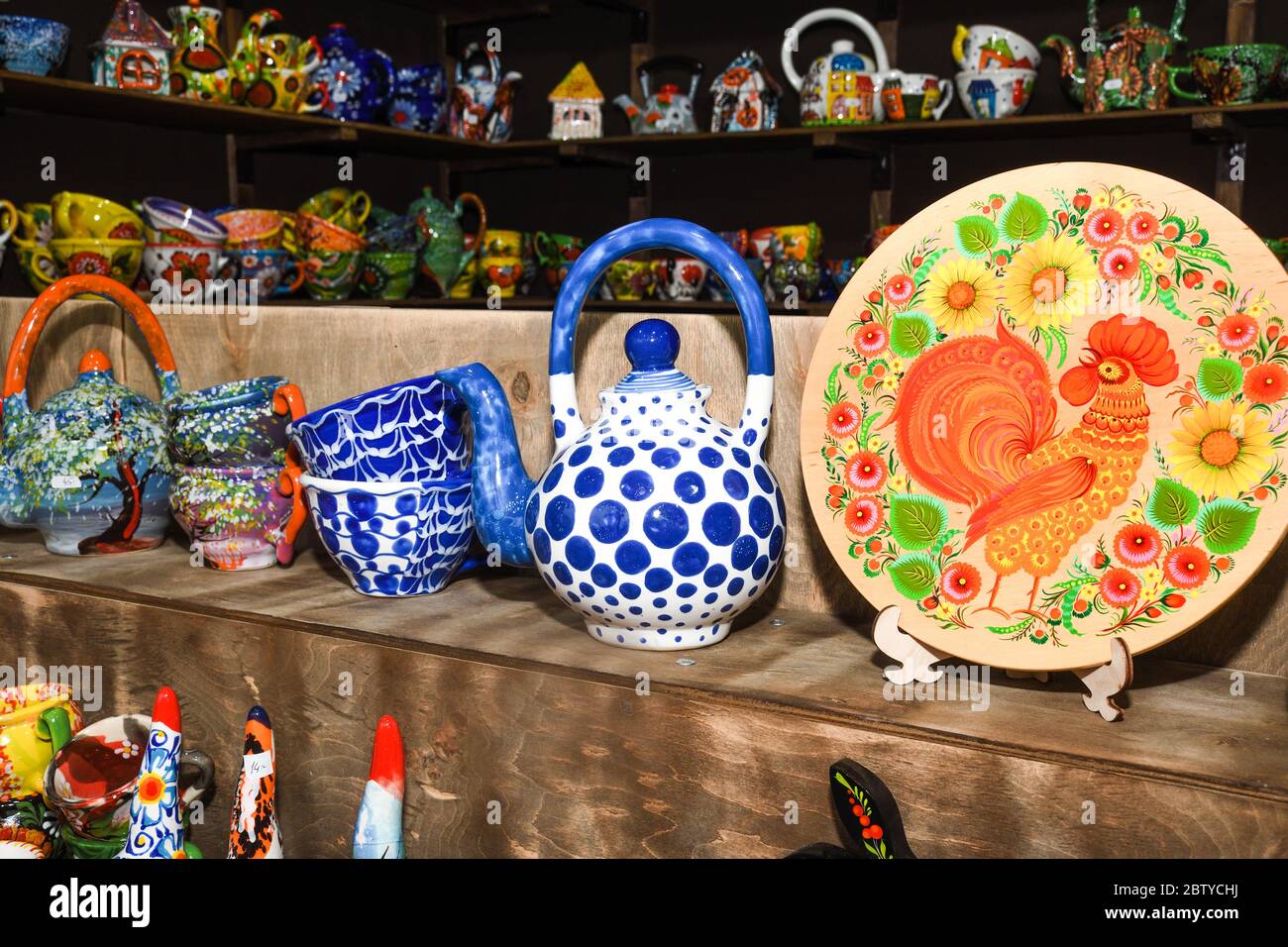 Tradizionale ceramica portoghese, piatti e stoviglie sulla parete di una  ceramica, Raposeira, Vila do Bispo, distretto di Faro, Portogallo Foto  stock - Alamy
