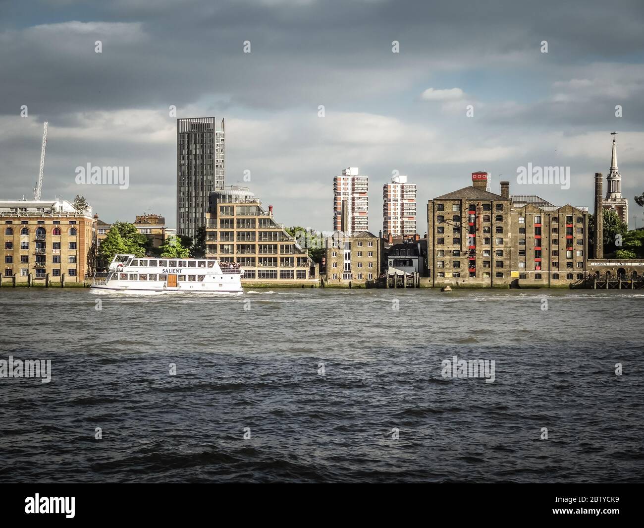 Ex magazzini al Thames Tunnel Mills, convertiti in eleganti appartamenti lungo la Riverbank a Rotherhithe, Londra, SE16, Regno Unito Foto Stock