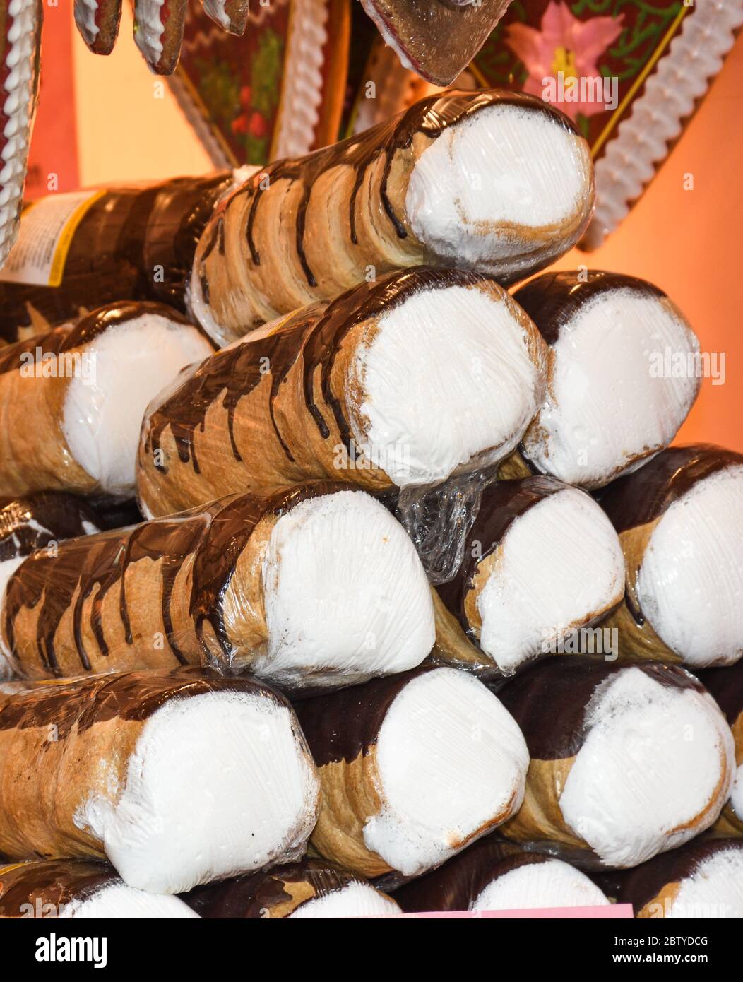 Schaumrollen, o Schillerlocken, è una confezione austriaca. Sono costituiti da un cono o tubo di pasta, spesso ripieni di panna montata o meringa. fo Foto Stock