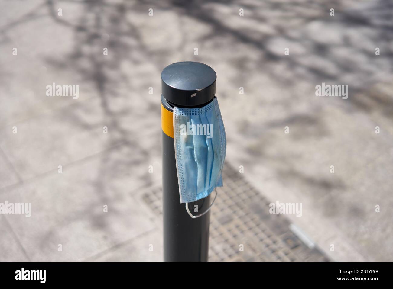 Una maschera di protezione scartata è rimasta su un posto nella città irlandese di Dublino, durante la pandemia globale del coronavirus. Foto Stock