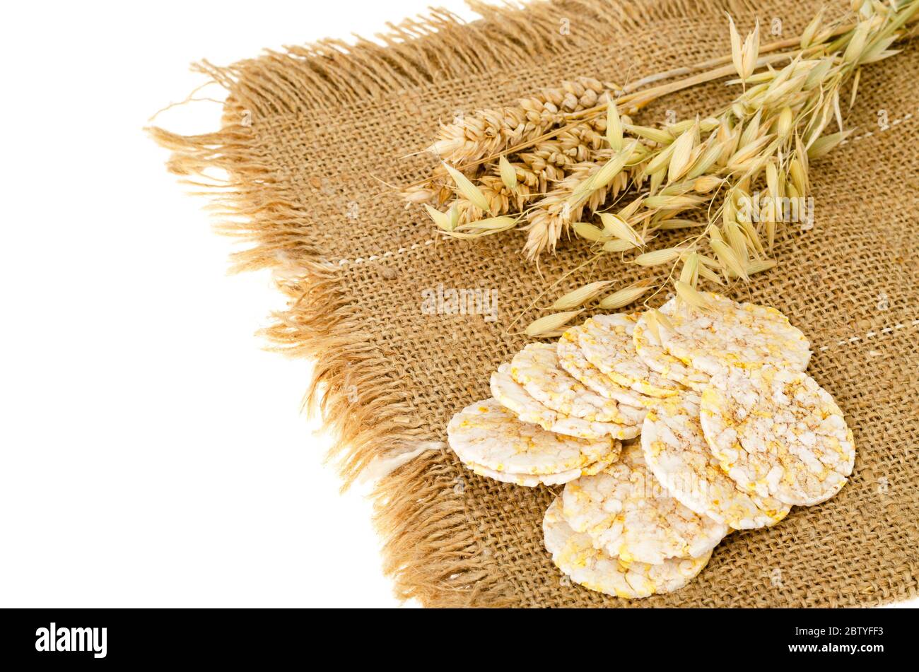 Cracker multi-cereale, concetto di alimentazione sana. Studio foto Foto Stock
