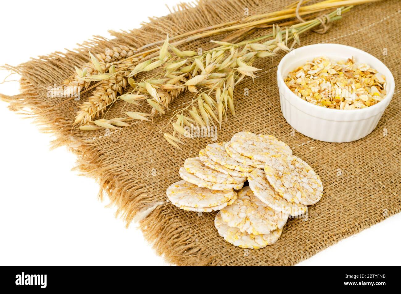 Cracker multi-cereale, concetto di alimentazione sana. Studio foto Foto Stock