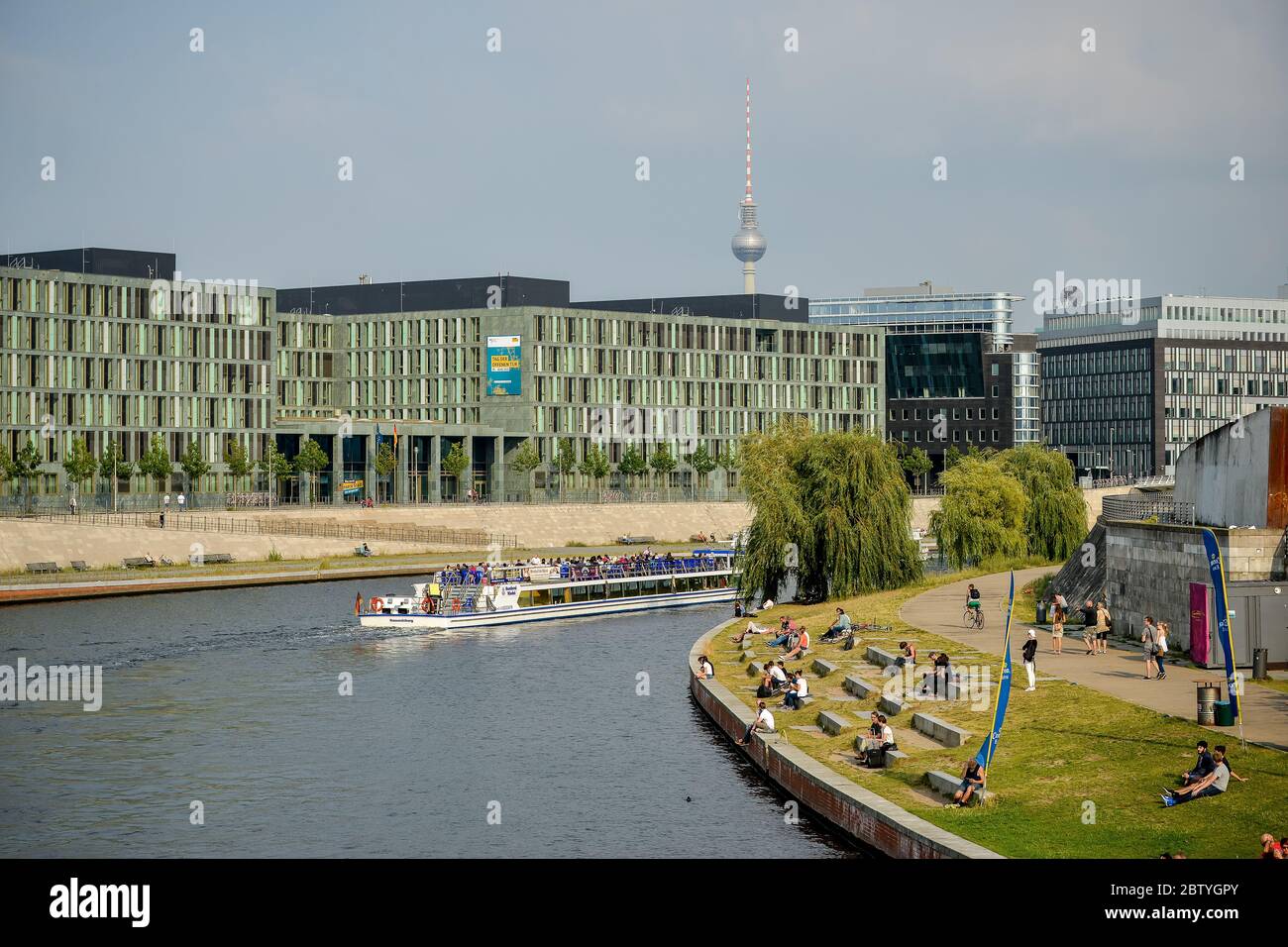 Vita cittadina della città con il famoso edificio Reichstag. 19 agosto 2015, Berlino, Germania Foto Stock