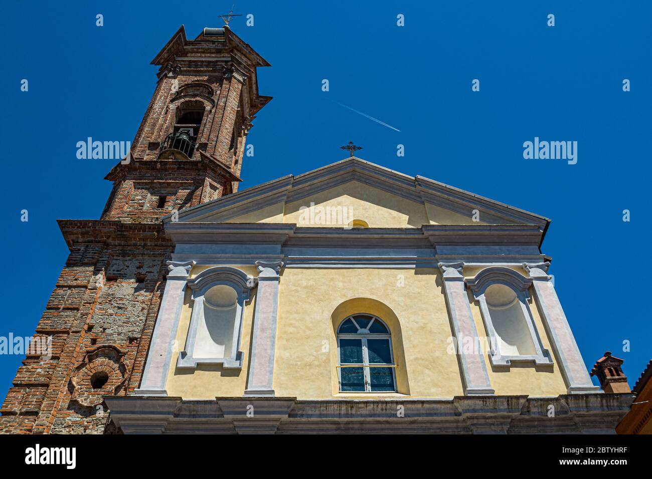 Vista esterna a la Morra sul fronte della Chiesa di Sebastiano Foto Stock