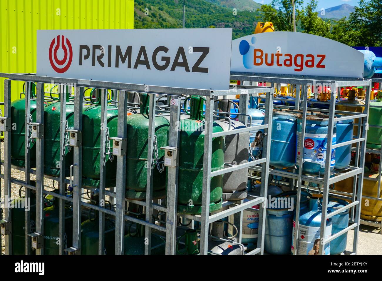 Bombole di gas in bottiglia in rack, fuori da un supermercato in Ariege, Pirenei francesi, Pirenei, Francia Foto Stock