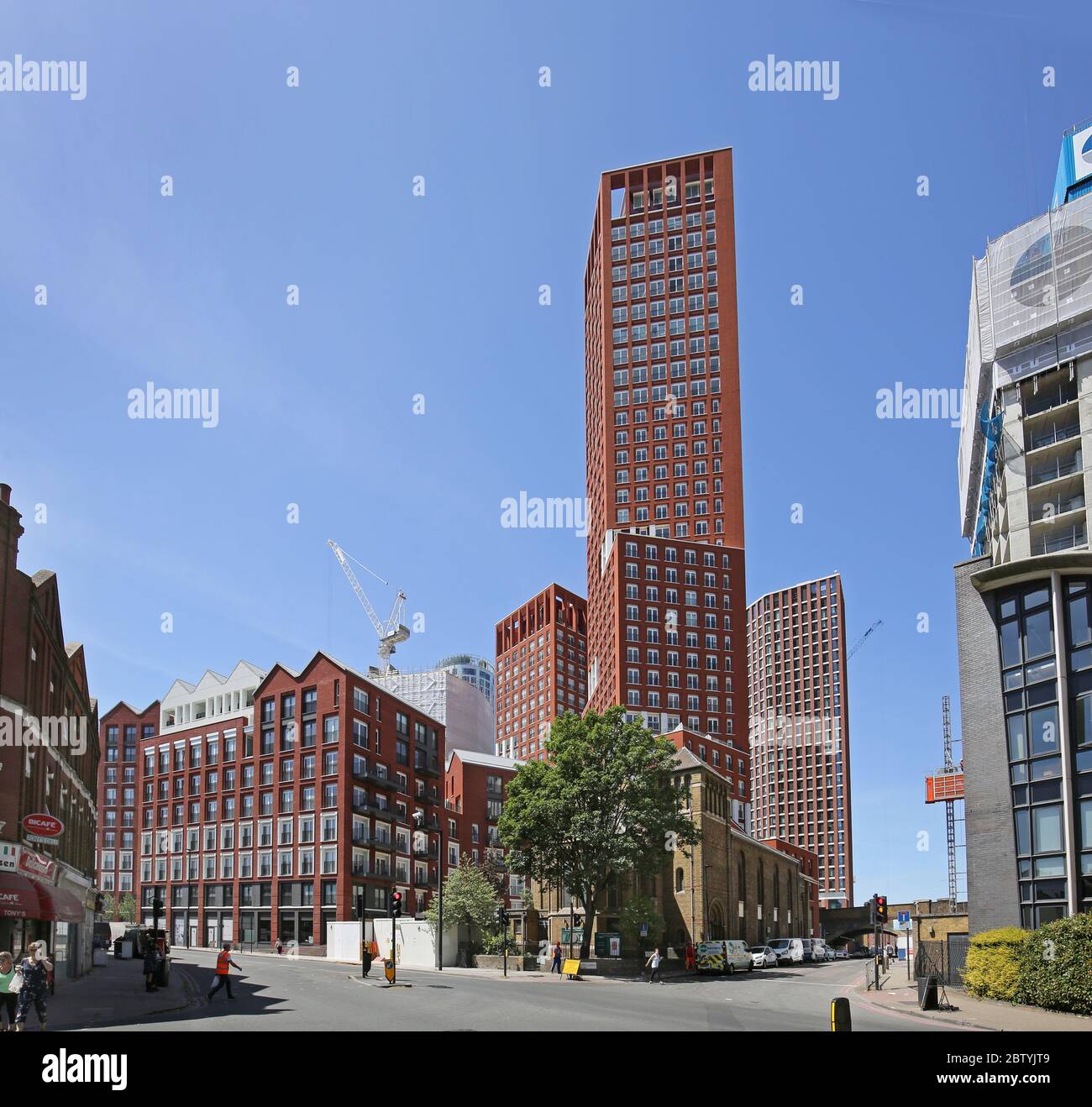 Nuove torri residenziali nel quartiere Vauxhall di Londra. Angolo tra South Lambeth Road e Miles Street Foto Stock