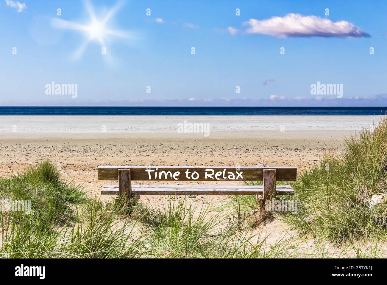 Un banco vuoto con una vista sull'oceano e le parole tempo per rilassarsi Foto Stock