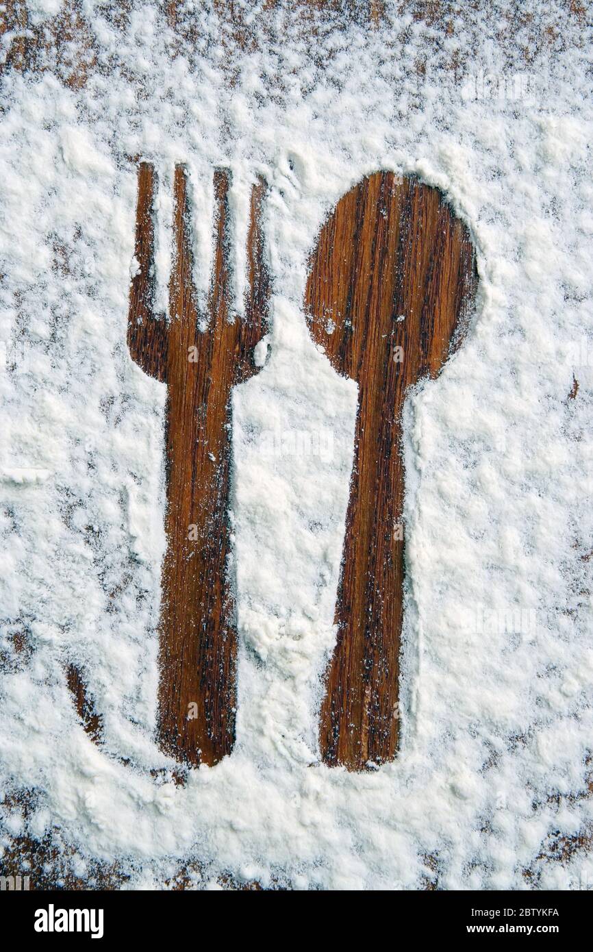 Fork e un'ombra di cucchiaio. Forchetta e cucchiaio di zucchero in polvere. Foto Stock