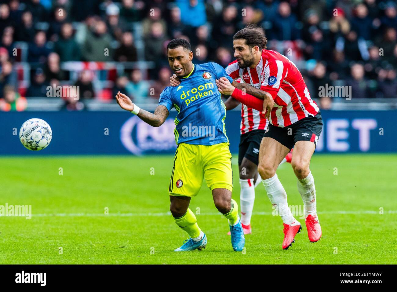 1 marzo 2020 Eindhoven, Paesi Bassi Calcio Olandese Eredivisie PSV contro Feyenoord L-R giocatore di Feyenoord Luciano Narsingh, PSV giocatore di Eindhoven Ricardo Rodriguez Calcio Eredivisie stagione 2019-2020 Foto Stock