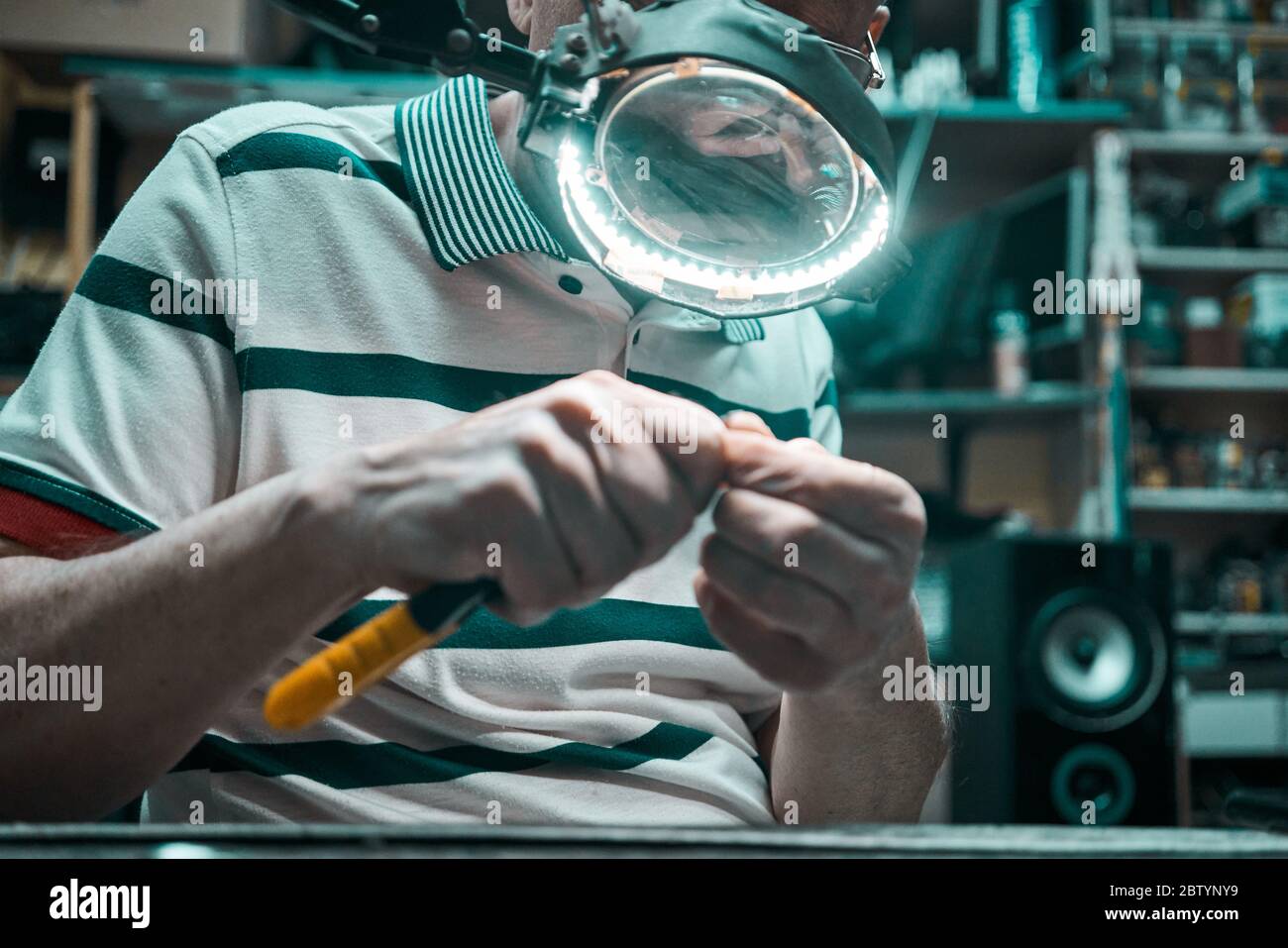 Tecnico dell'elettronica che lavora in officina Foto Stock
