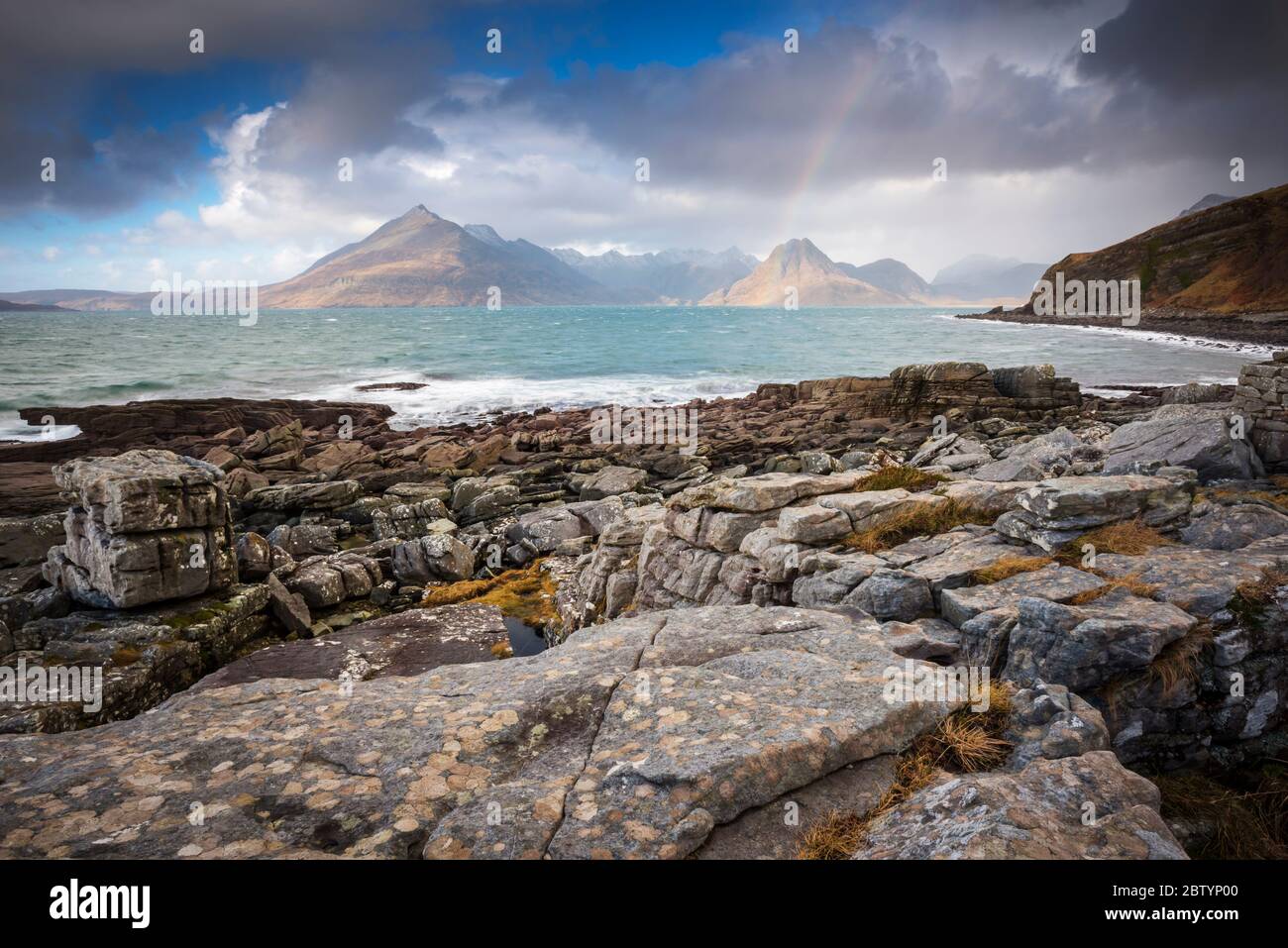 Formazioni rocciose a Elgol Bay sullo sfondo dei Black Cullins, Highlands, Isola di Skye, Scozia Foto Stock