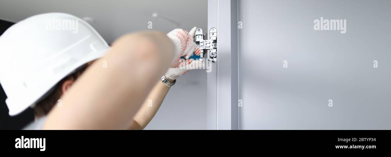 Uomo occupato con attrezzo speciale Foto Stock